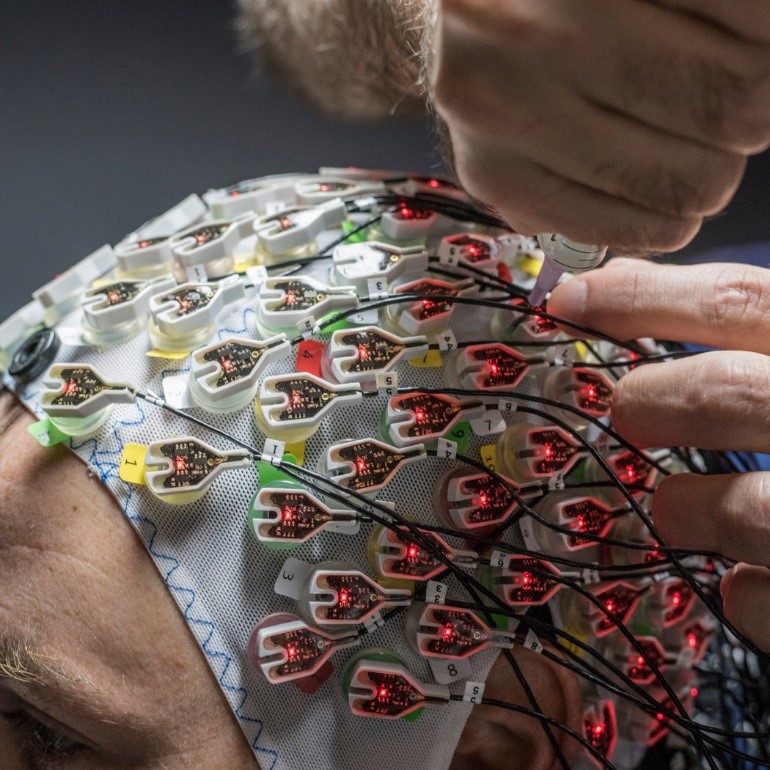 Figure 2 Bonnet EEG avec électrodes actives